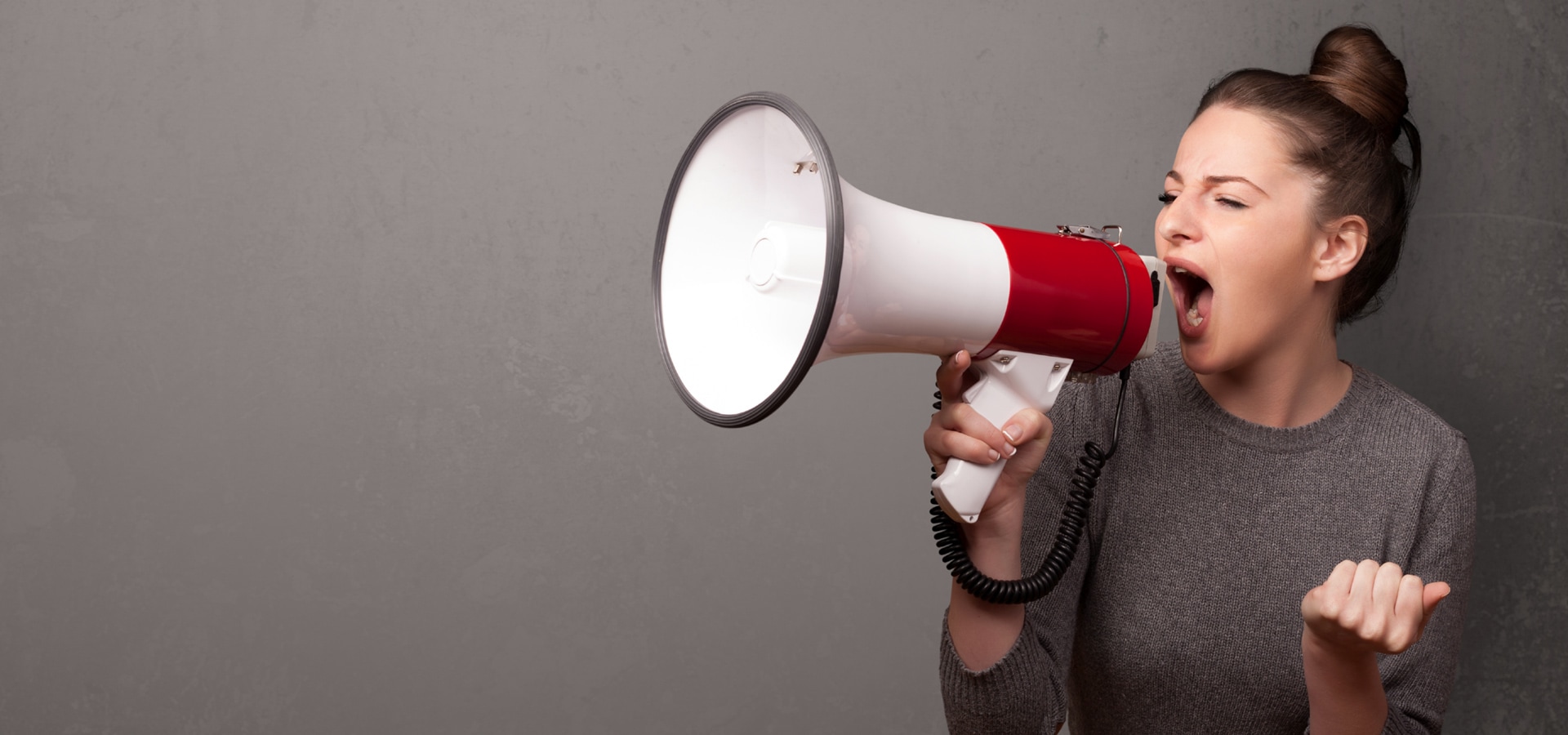 Frau ruft durch ein Megaphone