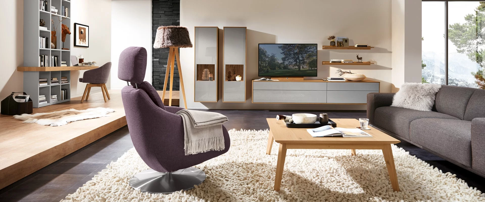 Modernes und gemütliches Wohnzimmer mit Arbeitsbereich