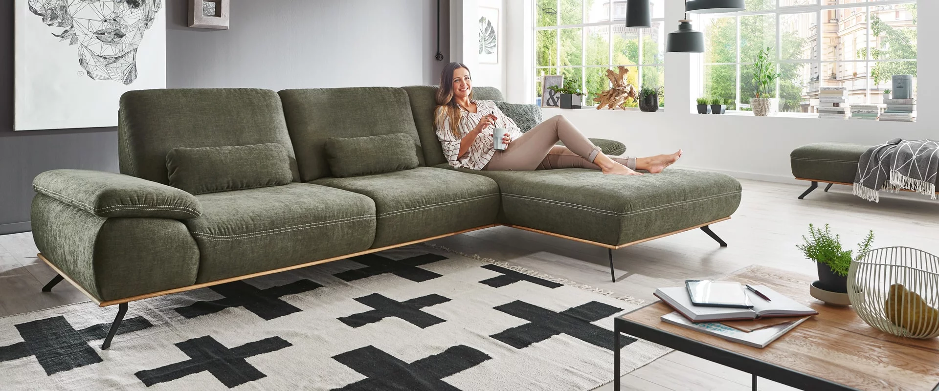 Gemütliches Wohnzimmer mit großer moderner Couch
