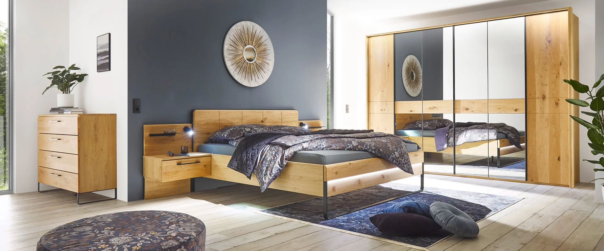 Modernes Schlafzimmer mit Holzmöbeln und stilvollen blauen Akzenten