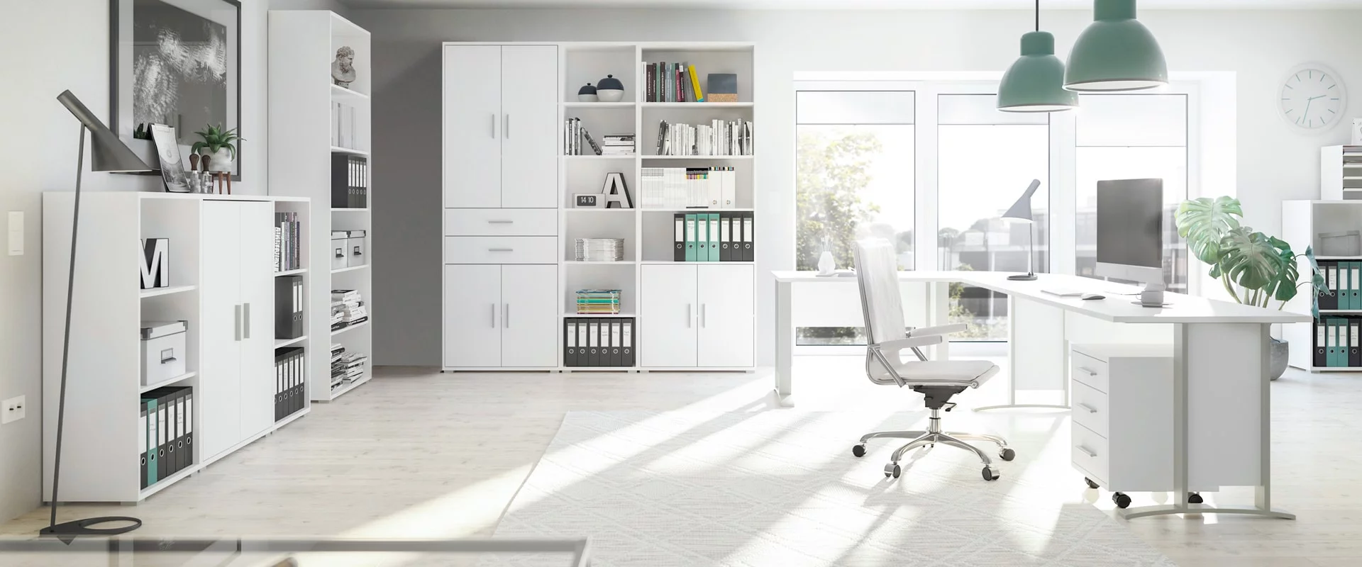 Modernes helles-Büro mit weißen Möbeln und viel Stauraum