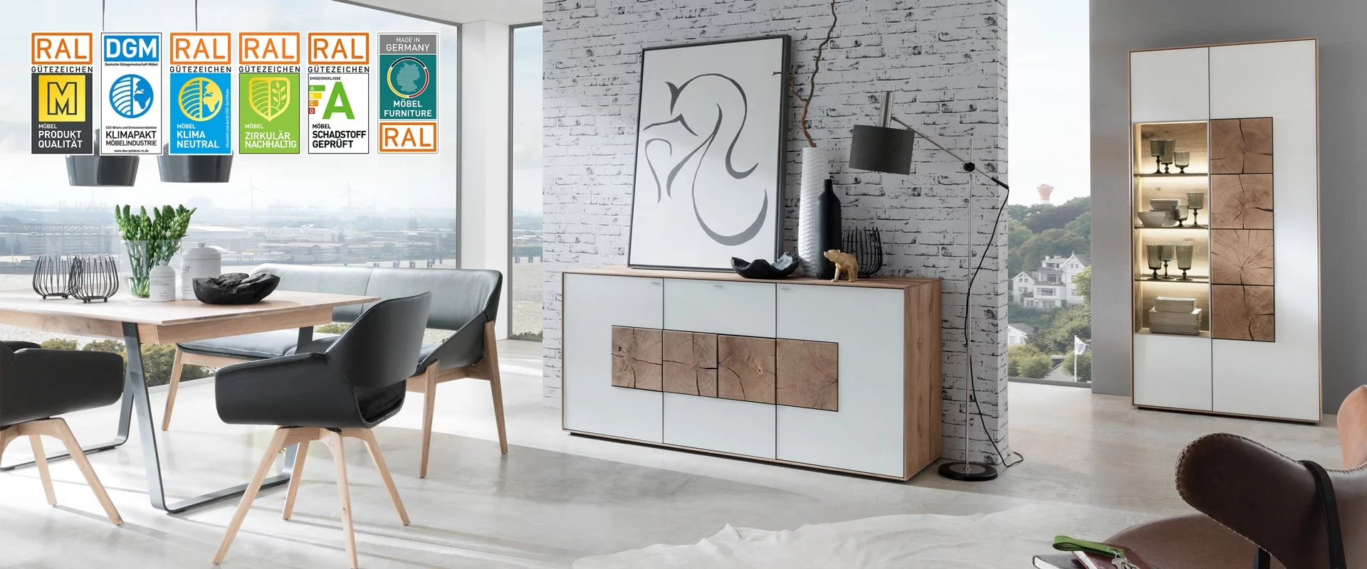 Ein modernes Esszimmer mit hochwertigen RAL-zertifizierten Möbeln in stilvollem Design