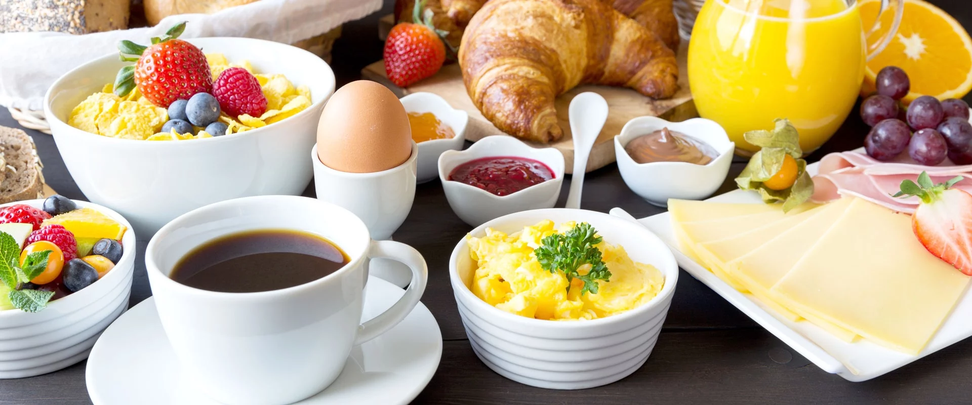 Ein gedeckter Tisch mit Frühstück